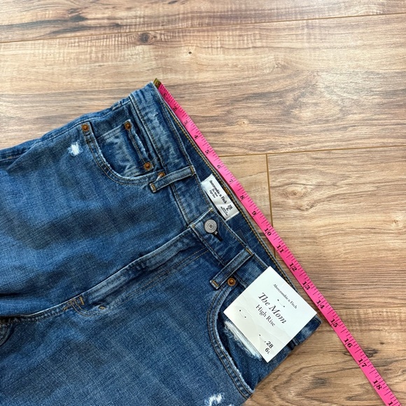 NWT Abercrombie & Fitch Ultra High Rise Mom Jean - Picture 5 of 9